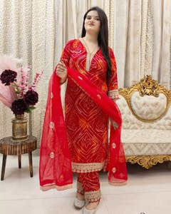 Kurti en coton imprimé Bandhani du dernier créateur avec pantalon imprimé et Dupatta avec haut et pantalon fantaisie pour femme - Product Image 3