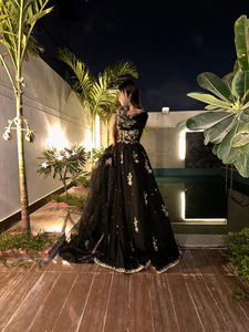 ชุดอนาร์กาลีสีดำล้วนพร้อมผ้าคลุมไหล่ ประดับด้วยงานปักมือ เสื้อผ้าอินเดียและปากีสถาน - Product Image 6