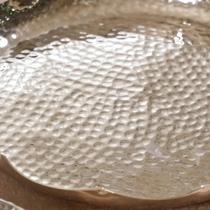 Plato Artesanal Tradicional de Aluminio Plateado Martillado, Borde Festoneado Grande, Ligero, Personalizable y Decorativo - Product Image 2