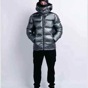 Chaquetas de Invierno para Hombre Resistentes al Frío de Fabricantes Personalizados, Ropa Anorak, Chaqueta Acolchada con Cuello en Contraste, Capucha Teñida y Técnica Bordada - Product Image 3