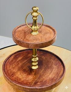Support à gâteau en bois artisanal pour la présentation sur les tables de fêtes et d'événements, mettant en valeur l'attrait traditionnel et naturel du bois - Product Image 3
