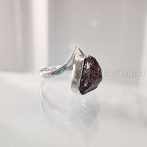 Anillo de Plata de Ley 925 Hecho a Mano con Gema de Granate Natural, Piedra de Nacimiento de Enero, Diseño de Corona en V, para Mujer - Product Image 4