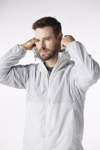 Chaqueta Cortavientos Impermeable de Nailon Ligero para Hombre de Alta Calidad con Capucha, Bolsillos y Protección Solar, Venta al por Mayor - Product Image 5