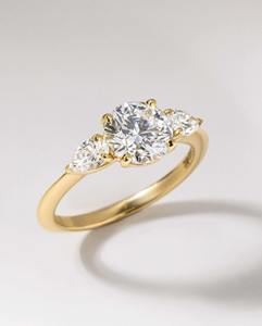 Anillo de compromiso con tres diamantes CVD certificados por IGI, con un total de 2.0 quilates de diamantes cultivados en laboratorio en un brillo blanco intenso. - Product Image 2