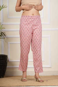 Ensemble Kurta droit en coton imprimé floral pêche pour femmes avec col en V, travail de miroir et manches 3/4, stylé avec pantalon et dupatta - Product Image 3