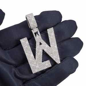 Pendentif personnalisé LAV avec finition en or 14 carats, charme en moissanite personnalisé - Product Image 3