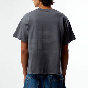 T-shirt court et ample de style streetwear pour homme, avec des proportions équilibrées et un look urbain décontracté. - Product Image 4