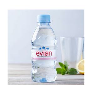 Hidratación natural con agua Evian en venta. Disfruta del sabor fresco y limpio y del agua mineral natural de manantial en cualquier momento. - Product Image 4