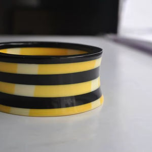 Brazaletes de resina facetada etérea - Product Image 1