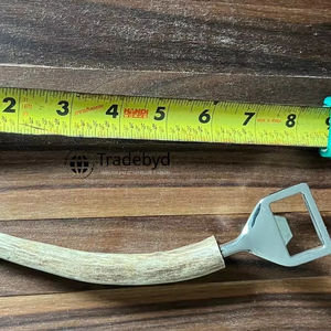 Ouvre-bouteille en corne artisanale de style traditionnel pour bar par Tradebyd - Product Image 1