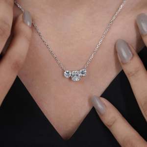 Collar con Colgante de Diamante con Corte Cojín de Tres Piedras, Certificado por IGI - Product Image 5