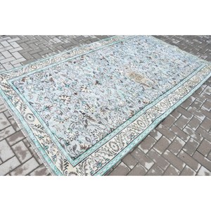 Alfombra Vintage de 5.7x9 pies, Alfombra Turca Grande, Alfombra de Lana con Diseño Floral Azul y Blanco - Product Image 2