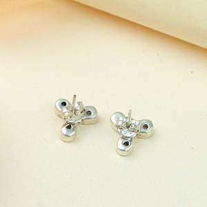 Pendientes de botón Ayushi Clover de plata 925 y oro de 14K/18K, 100% modernos, con engaste de bisel, diseño de flor y mariposa, patrón de diamantes, rubí y diamante principal - Product Image 6