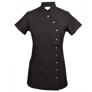 Ensembles de gommage doux et extensible avec bouton latéral Tuniques unies de haute qualité Uniformes d'infirmière de salon médical esthéticienne avec logo personnalisé - Product Image 1