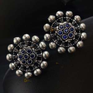 ต่างหูเม็ดเดี่ยวออกซิไดซ์ทรงกลมทำด้วยมือสำหรับผู้หญิงชุดปาร์ตี้แบบลำลองสำหรับเด็กผู้หญิงของขวัญลายดอกไม้ประดับเพชรและไข่มุก - Product Image 3