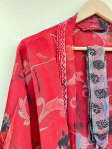 Kimono de seda rojo y negro hecho a mano ligero indio reciclado para playa y Festival para verano y otoño tamaño libre - Product Image 5