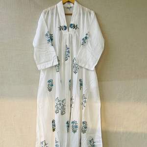 Hermoso Vestido de Algodón con Estampado Floral, Vestido para Uso Casual, Vestido con Estampado a Mano - Product Image 1