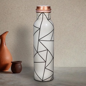 Bouteille en cuivre gravée avec finition noire de qualité supérieure avec des tasses pour une expérience de vie saine et luxueuse - Product Image 2