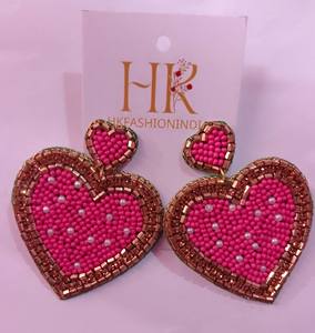 Boucles d'oreilles en perles roses et dorées faites à la main romantiques bijoux de la Saint-Valentin pour femmes plaqué or avec artisanat unique - Product Image 1