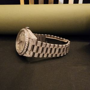 Découvrez des montres de luxe en diamant avec mouvement à quartz japonais, chiffres uniques et style luxueux. - Product Image 2