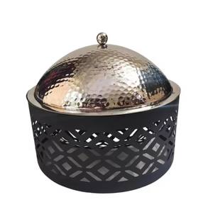 Marmite moderne en métal avec support en bois Marmite ronde faite à la main de meilleure qualité pour les fêtes Buffet avec couvercle martelé - Product Image 4