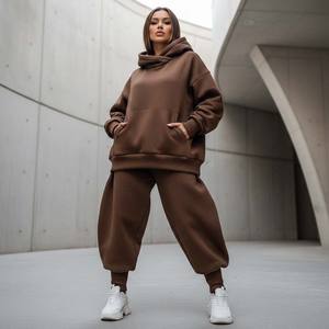 Ensemble de survêtement pour femme marron moka, silhouette structurée, pantalon de jogging ajusté, chevilles serrées, sweat à capuche surdimensionné arrondi, short à deux genoux - Product Image 1