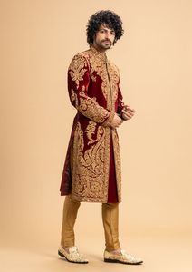 SHERWANI MAROON DE MARIÉ LOURD, ROBE CHUDIDAR D'OR AVEC PERLES DE VERRE EN CRISTAL ORNÉ, TRAVAIL DABKA POUR MARIAGE = 2024 - Product Image 2