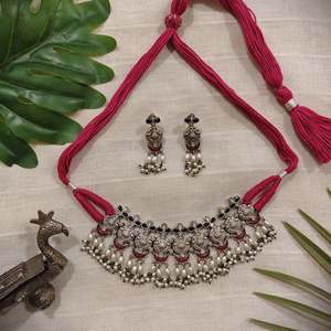 Parure de bijoux raffinés Swadeshi Pitara Tribal Tales Kempstone Jari Dori avec perles d'eau douce - Combinaison exquise collier et boucles d'oreilles - Product Image 1