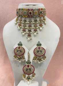 ชุดสร้อยคอเจ้าสาวพร้อมต่างหูและ Tikka สำหรับผู้หญิงสำหรับงานแต่งงานการออกแบบที่หรูหราแบบดั้งเดิมของหนัก kundan - Product Image 3