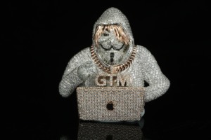 นักออกแบบเครื่องประดับชั้นดี สร้อยเงินแท้ 925 ชุบเคลือบเงา ประดับเพชรโมอิสซาไนต์ VVS แบบกำหนดเอง เรืองแสงในที่มืด จี้การ์ตูน 3 มิติ - Product Image 1