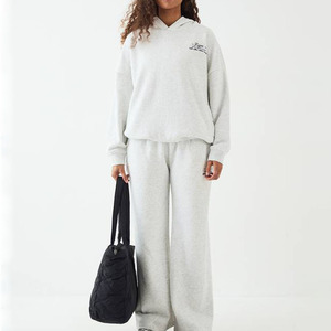 Logo personnalisé gris cendré Ensemble de survêtement à capuche 2 pièces pour femmes Sweat à capuche respirant et pantalon de survêtement Ensemble de survêtement 2 pièces - Product Image 1