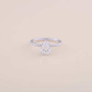 Bague de fiançailles en diamant de laboratoire taille poire 1,02 carat, en or blanc, rose et jaune 14 carats, avec pavé, pour mariée - Product Image 1