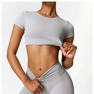 Costume de sport de yoga 2 pièces avec logo personnalisé pour femmes, haut et short de gymnastique, avec t-shirt court, pantalon legging pour ensemble de yoga de remise en forme - Product Image 1