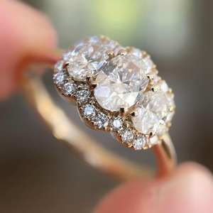 Trois pierres Halo CVD diamant bague ovale coupe laboratoire cultivé diamant bague de fiançailles 1.75 Ctw IGI certifié laboratoire créé bague de mariage VS1 - Product Image 4