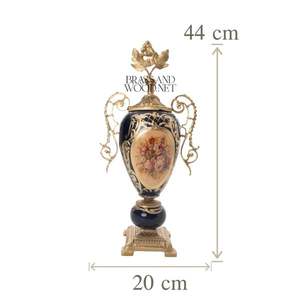 Jarrón antiguo de porcelana y latón con manijas adornadas con ilustraciones florales pintadas a mano y base dorada clásica para interiores de lujo - Product Image 2