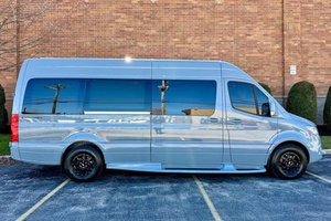 PRÊT À ÊTRE EXPÉDIÉ - MERCEDES-BENZ SPRINTER 2500 TURBODIESEL V6 POWER LUXURY VAN CONVERSION 11 PASSAGERS - MODÈLE 2022 - Product Image 3