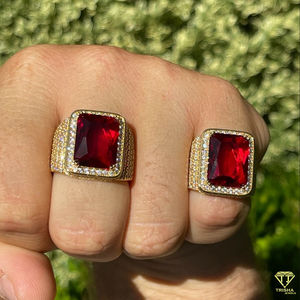 Anillo Masculino de Lujo Chapado en Oro Cultivado en Laboratorio con una Gran Piedra Rectangular Roja y Piedras Decorativas Brillantes Transparentes - Product Image 3
