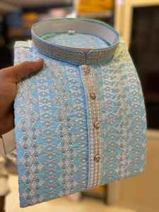 Kurta de créateur de luxe pour hommes vêtements traditionnels indiens en coton fabriqués à la main avec broderie personnalisée impression dessinée à la main pour les fêtes - Product Image 5