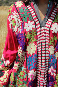 Glorieux bohème traditionnel fait à la main Suzani broderie robe à manches longues col en V belle robe de broderie florale - Product Image 3