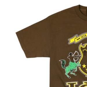 Camiseta gráfica Iota Phi Theta Shield Camiseta de fraternidad marrón y dorada Ropa clásica de vida griega para miembros y ex alumnos - Product Image 2