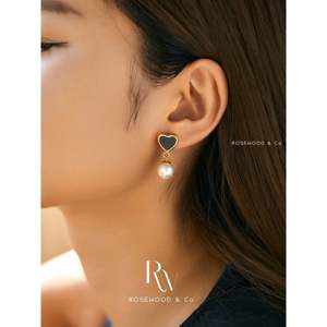 Orecchini a perno delicati a forma di cuore con perla pendente, leggeri, in oro, design a Huggies, regalo per lei, gioielli a cuore nero - Product Image 3