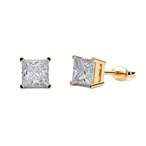Pendientes de diamantes tradicionales estilo princesa de 0.40 ct con diamantes cultivados en laboratorio en conjunto con anillo de boda de platino. - Product Image 1