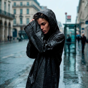 Imperméable léger et portable en PVC/PU bleu coupe-vent à capuche pour une personne, idéal pour les voyages, la randonnée et le camping - Product Image 2