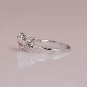 Bague de fiançailles en plaqué or massif 14KT de style classique de luxe avec diamant cultivé en laboratoire - Product Image 2