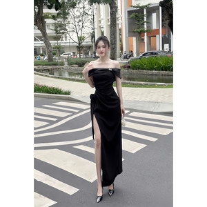 [Favorito] DR211 Gira cada cabeza con este vestido de satén con un escote floral meticulosamente diseñado que exuda confianza - Product Image 2