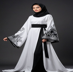 Impresionante abaya monocromática blanca con bordado floral negro en las mangas acampanadas y un ancho cinturón negro. - Product Image 1