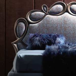 Meubles de chambre à coucher classiques européens Kyra en bois d'acajou fait main avec finition antique, rangement, couleur personnalisée, inspiration antique - Product Image 3