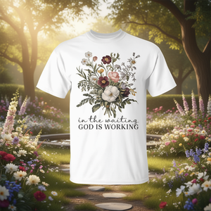 T-shirt Vintage Floreale Cristiana 'Nella Attesa Dio Lavora' per Eventi e Cerimonie Religiose - Product Image 3