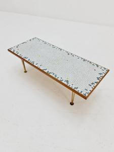 La mesa auxiliar de latón macizo de estilo antiguo más vendida con base decorativa perfecta para decoración vintage o del hogar disponible al mejor precio - Product Image 3