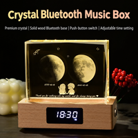 Sérénade Audio Lumineuse en Cristal : Couple Sculpté Lune Romantique sur Base en Bois, Minuteur Radiant, Cadeau Commémoratif Personnalisé pour Bureau, Ornement